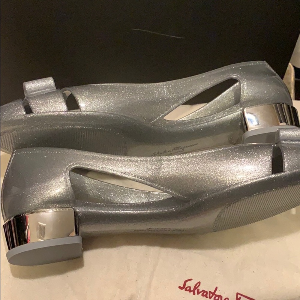 Salvatore Ferragamo Vara Jelly Pumps - Picture 3 of 4